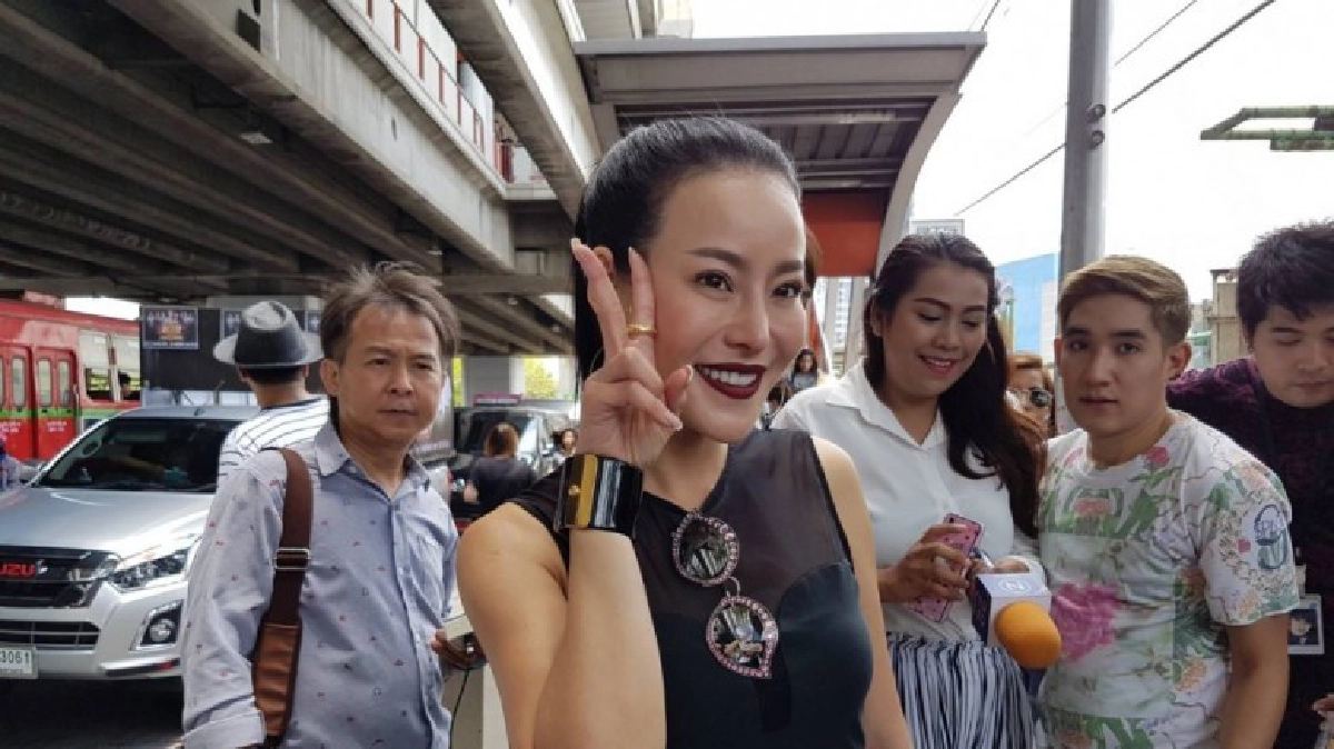 ‘หนิง’เปรย‘ณิริน’ลูกสาวเศร้าหนักหลังเสียน้อง (คลิป) ‘หนิง’เปรย‘ณิริน’ลูกสาวเศร้าหนักหลังเสียน้อง (คลิป)