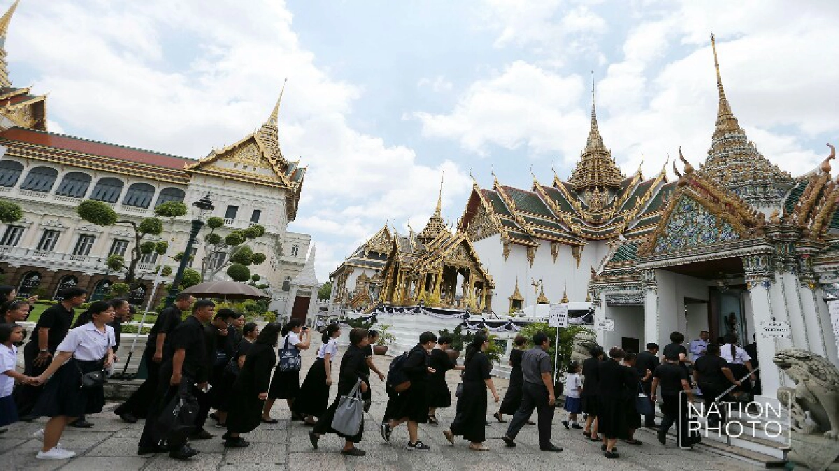 อากาศร้อนไม่เป็นอุปสรรคต่อการกราบพระบรมศพ