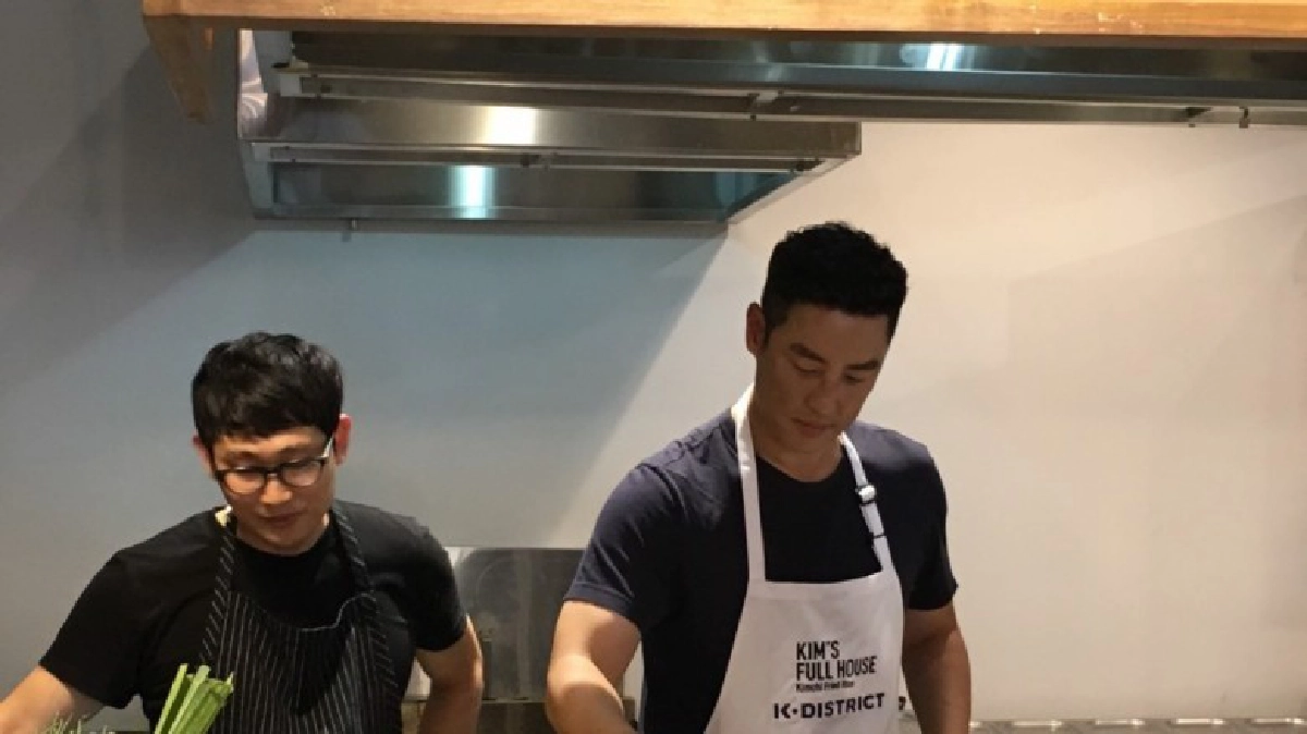 ดารา'ฟูลเฮ้าส์'โชว์ทำข้าวผัดกิมจิพร้อมเปิดร้านในไทย (คลิป) ดารา'ฟูลเฮ้าส์'โชว์ทำข้าวผัดกิมจิพร้อมเปิดร้านในไทย (คลิป)