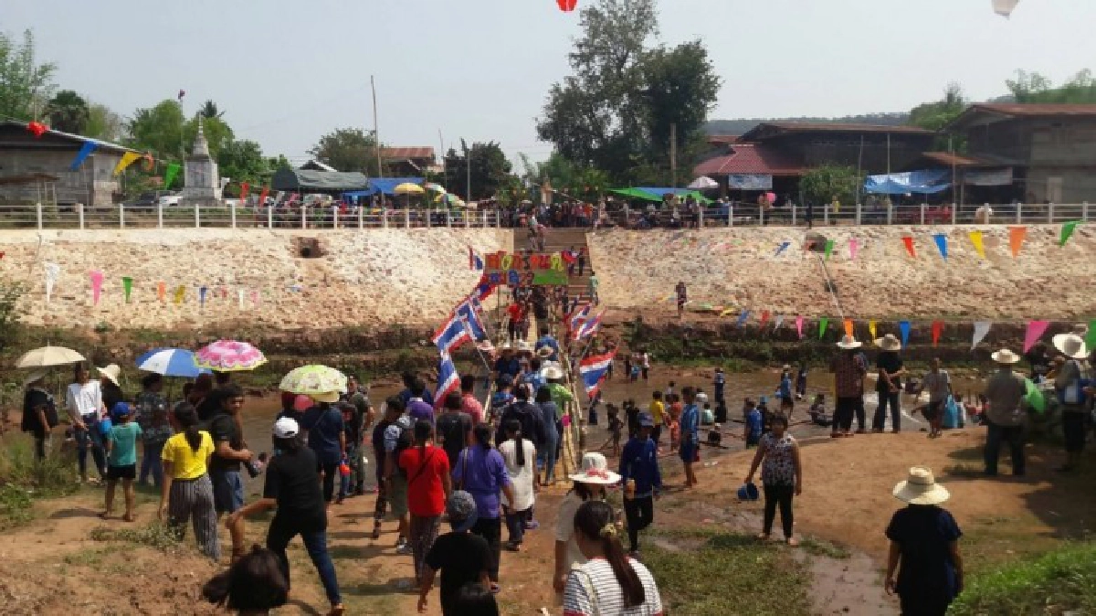 15เมษาสงกรานต์ริมแม่น้ำเหืองเชื่อมไทย-ลาว