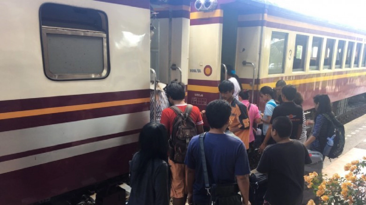สถานีรถไฟพัทยาคึกคัก ประชาชนกลับสงกรานต์  