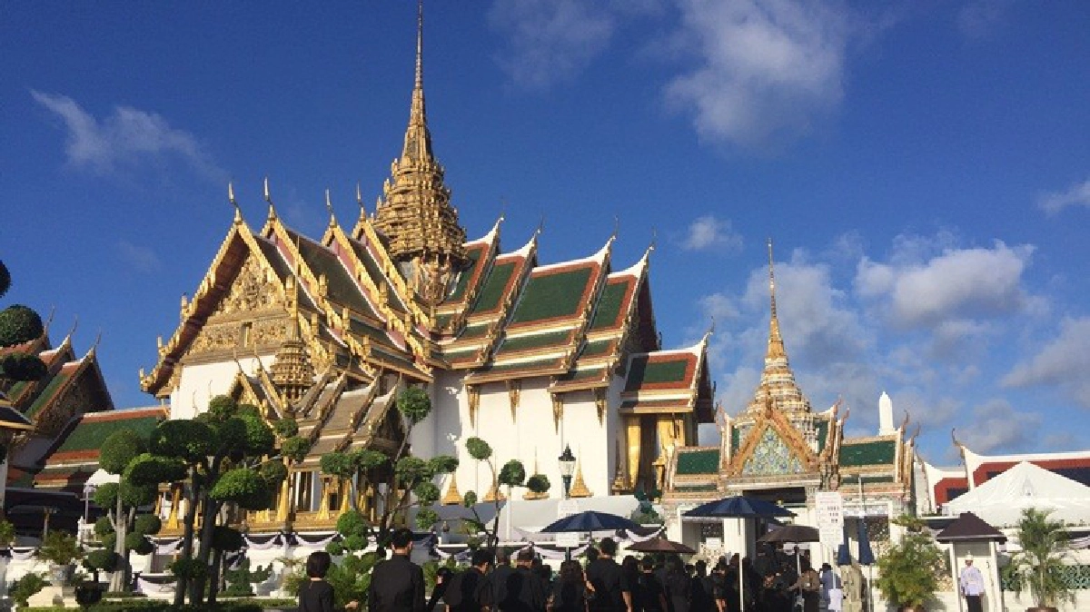 ประชาชนเลี่ยงร้อนเข้าสักการะพระบรมศพแต่เช้ามืด ประชาชนเลี่ยงร้อนเข้าสักการะพระบรมศพแต่เช้ามืด
