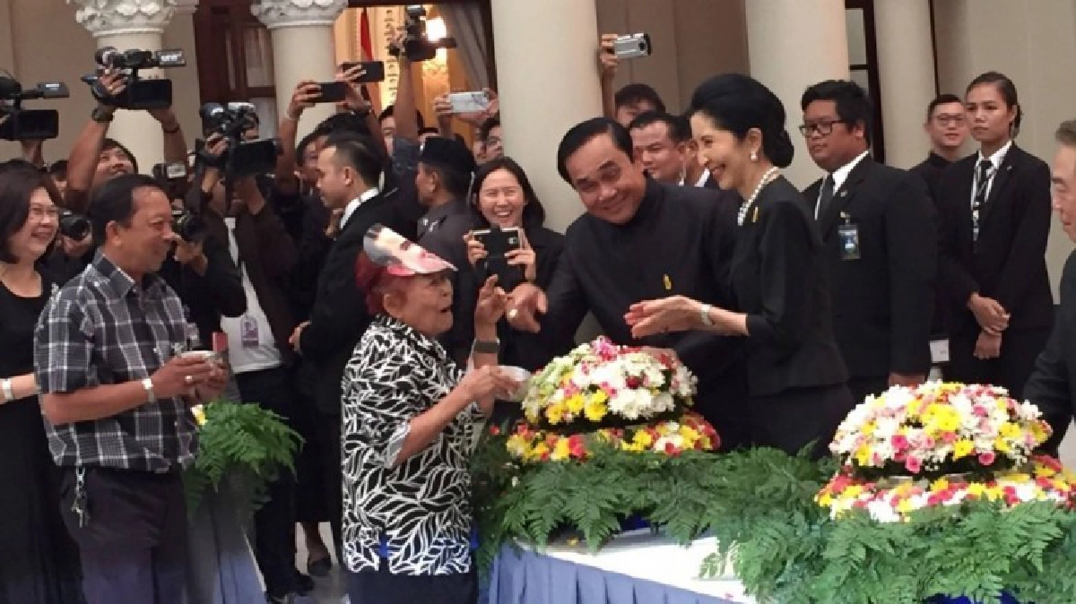 "ป้าแจ๋ว" ทำ "บิ๊กตู่" หน้าบาน หัวเราะร่า "ป้าแจ๋ว" ทำ "บิ๊กตู่" หน้าบาน หัวเราะร่า