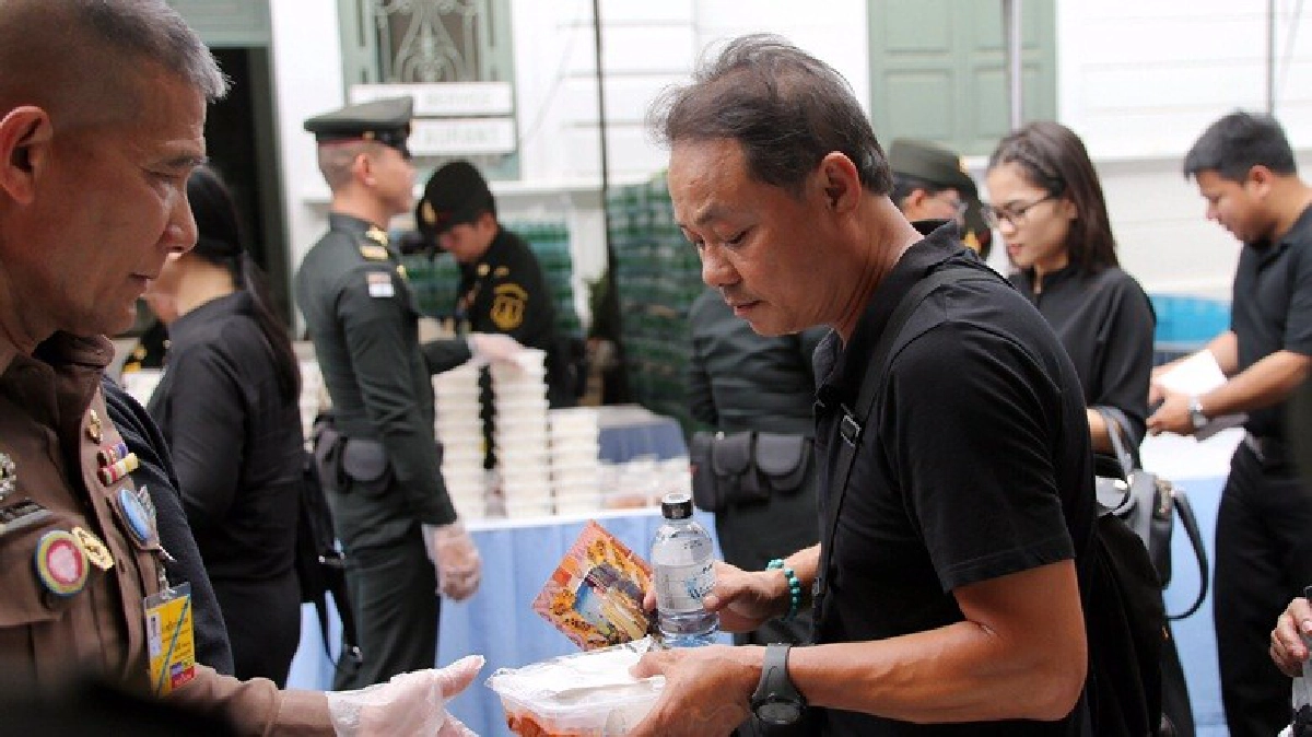 พระราชทานอาหาร 3 มื้อ