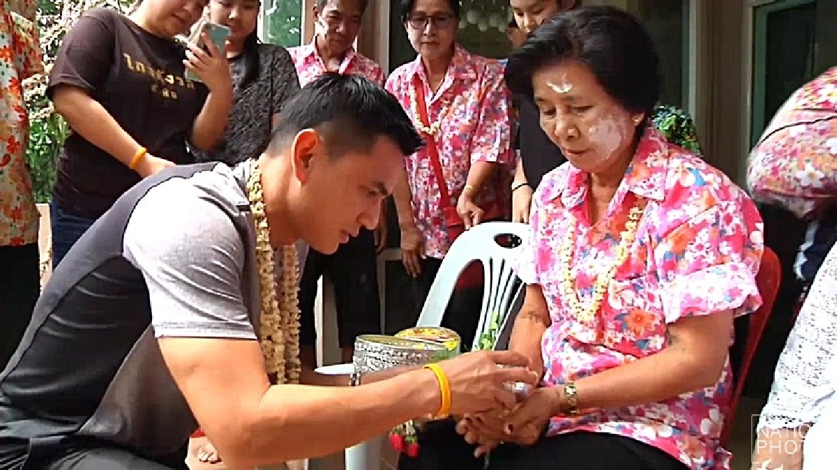 ‘ซิโก้’ขอพรพ่อแม่ก่อนร่วมงานถนนข้าวเหนียว