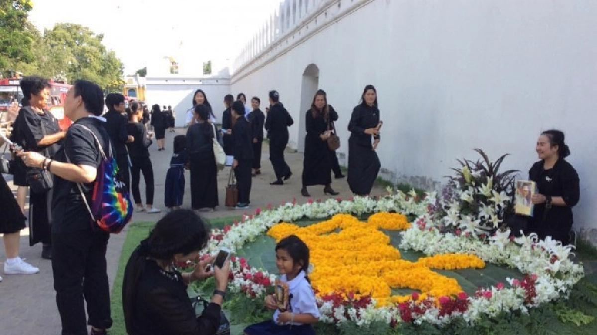 พสกนิกร ถือฤกษ์วันสงกรานต์ เดินทางเข้ากราบพระบรมศพเนืองแน่น