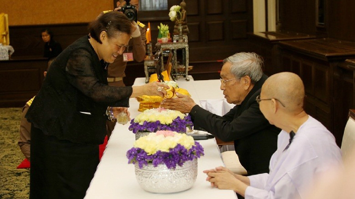 สมเด็จพระเทพฯ พระราชทานน้ำสงกรานต์แก่พระอาจารย์อาวุโส