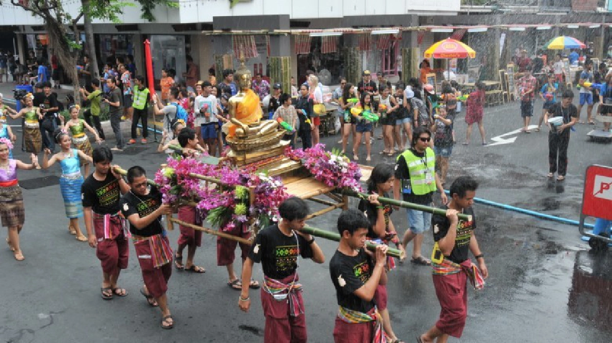 สงกรานต์เมษา ผ้าขาวม้ายกสยาม