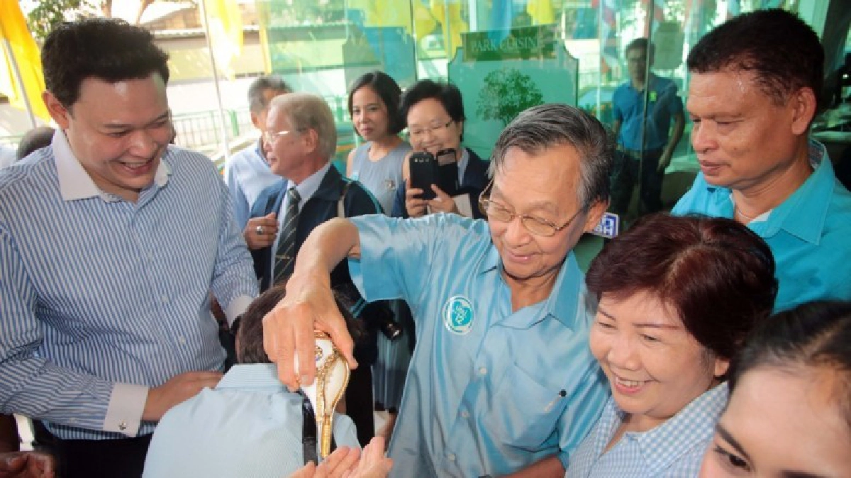  'ชวน'นำตักบาตร ปฏิเสธกระแสข่าวหวนเป็นหัวหน้าพรรค