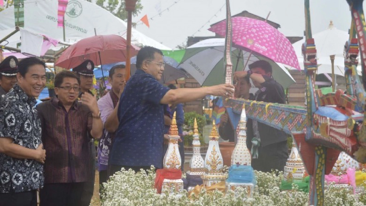 ถนนข้าวปุ้นนครพนมชุ่มช่ำ 