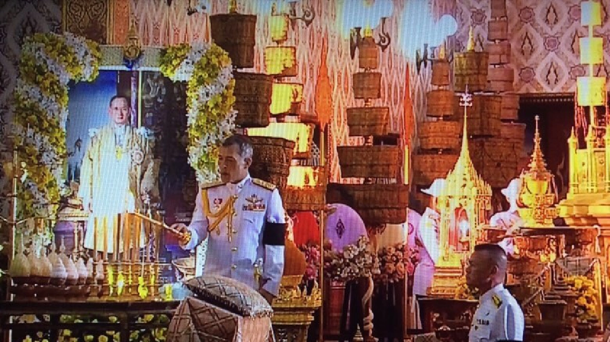 สมเด็จพระเจ้าอยู่หัว เสด็จฯ ทรงบำเพ็ญพระราชกุศลเวลา 21.00 น.