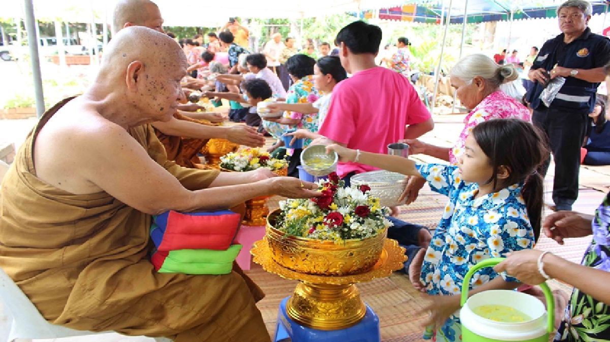 แห่รดน้ำขอพร "หลวงปู่หนูอินทร์" เกจิดังกาฬสินธุ์ แน่นวัด