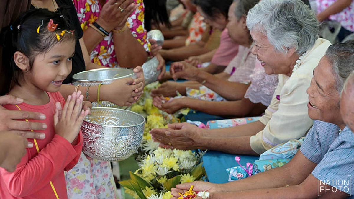 ภาพชุด วันครอบครัว รดนำ้ดำหัวผู้สูงอายุ