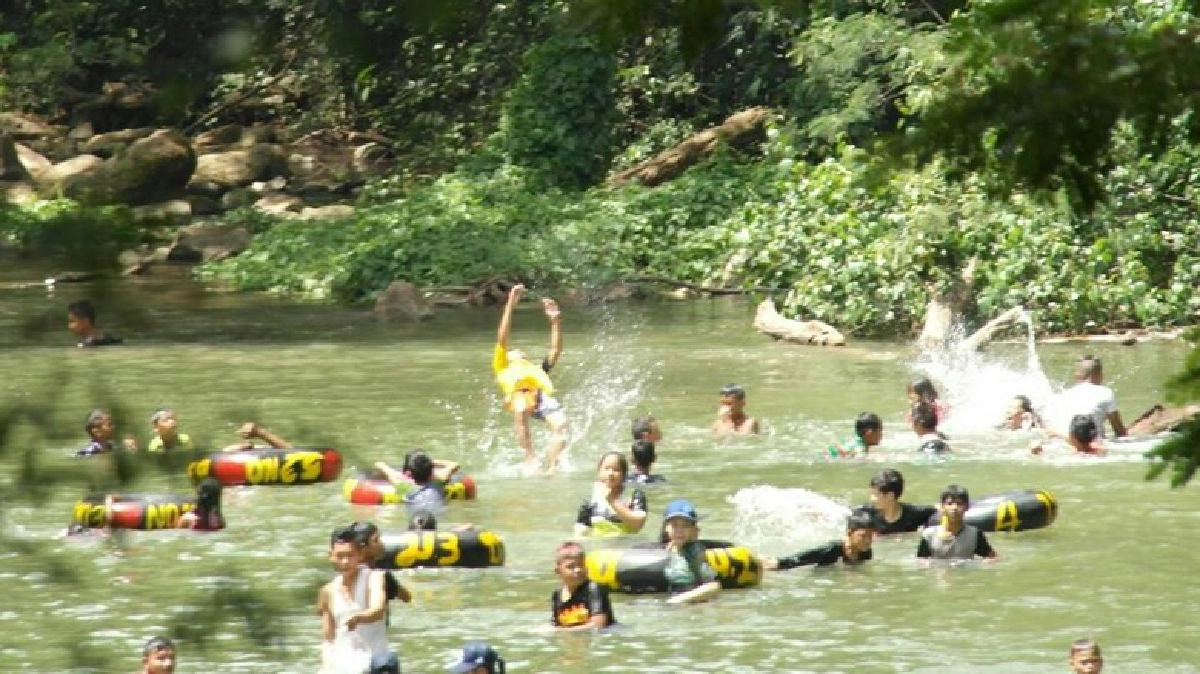 แห่เล่นน้ำเขื่อนลำตะคองคลายร้อน แห่เล่นน้ำเขื่อนลำตะคองคลายร้อน
