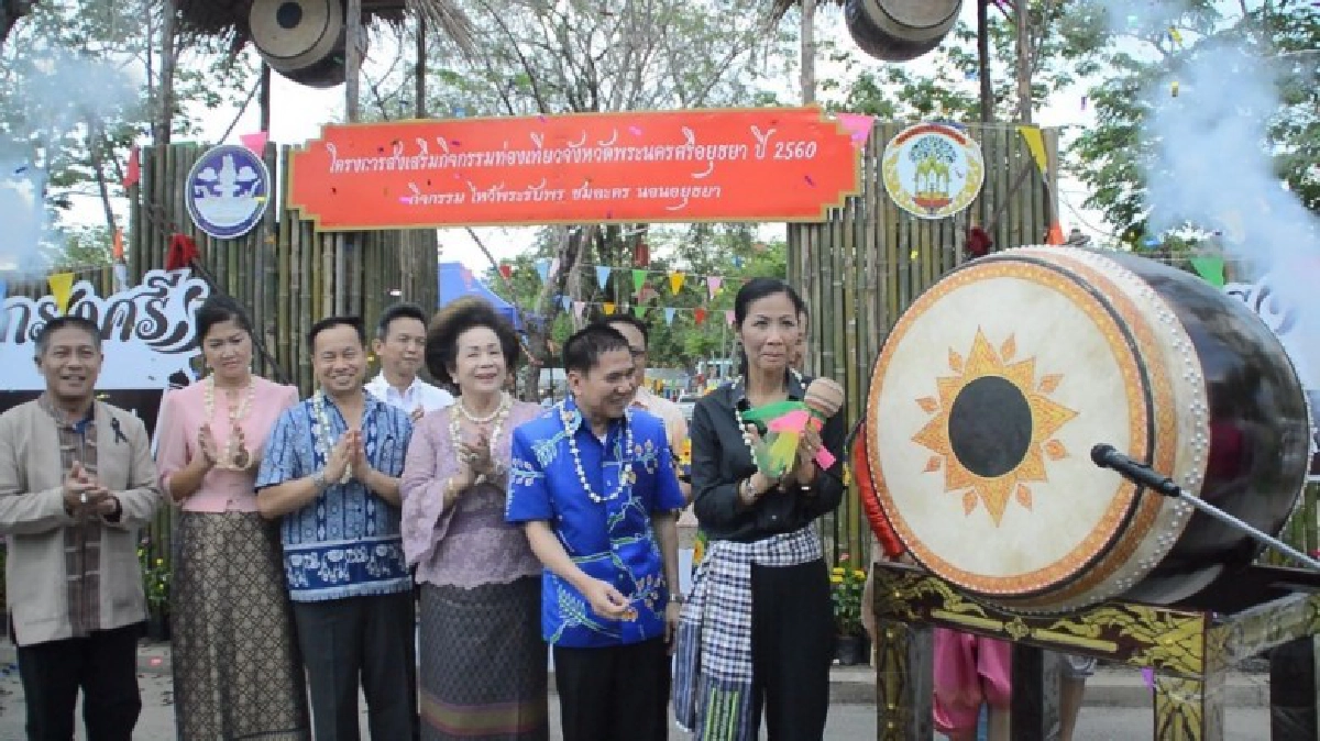 "กอบกาญจน์"เล่นน้ำกับช้าง แนะเที่ยววิถีไทย "กอบกาญจน์"เล่นน้ำกับช้าง แนะเที่ยววิถีไทย
