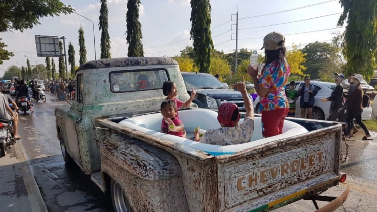 สงกรานต์ถนนข้าวสุกอ่างทองคึกคัก 