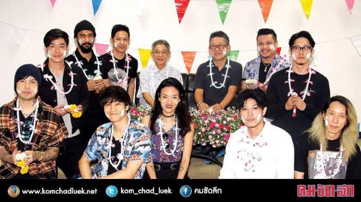 ยกพลร็อกเสื้อดำ ‘จีนี่ฯ’ รดน้ำดำหัวผู้ใหญ่ (คลิป) ยกพลร็อกเสื้อดำ ‘จีนี่ฯ’ รดน้ำดำหัวผู้ใหญ่ (คลิป)