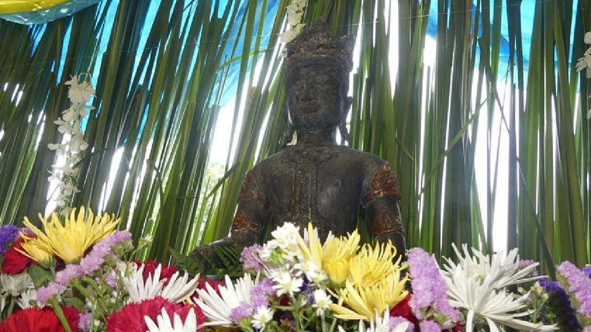 ชาวลำลูกาสรงน้ำพระพุทธรูปศักดิ์สิทธิ์กลางน้ำ