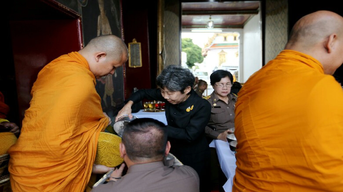 ท่านหญิงศรีสว่างวงศ์ เป็นประธานตักบาตรพระสงฆ์ วัดพระแก้ว ท่านหญิงศรีสว่างวงศ์ เป็นประธานตักบาตรพระสงฆ์ วัดพระแก้ว