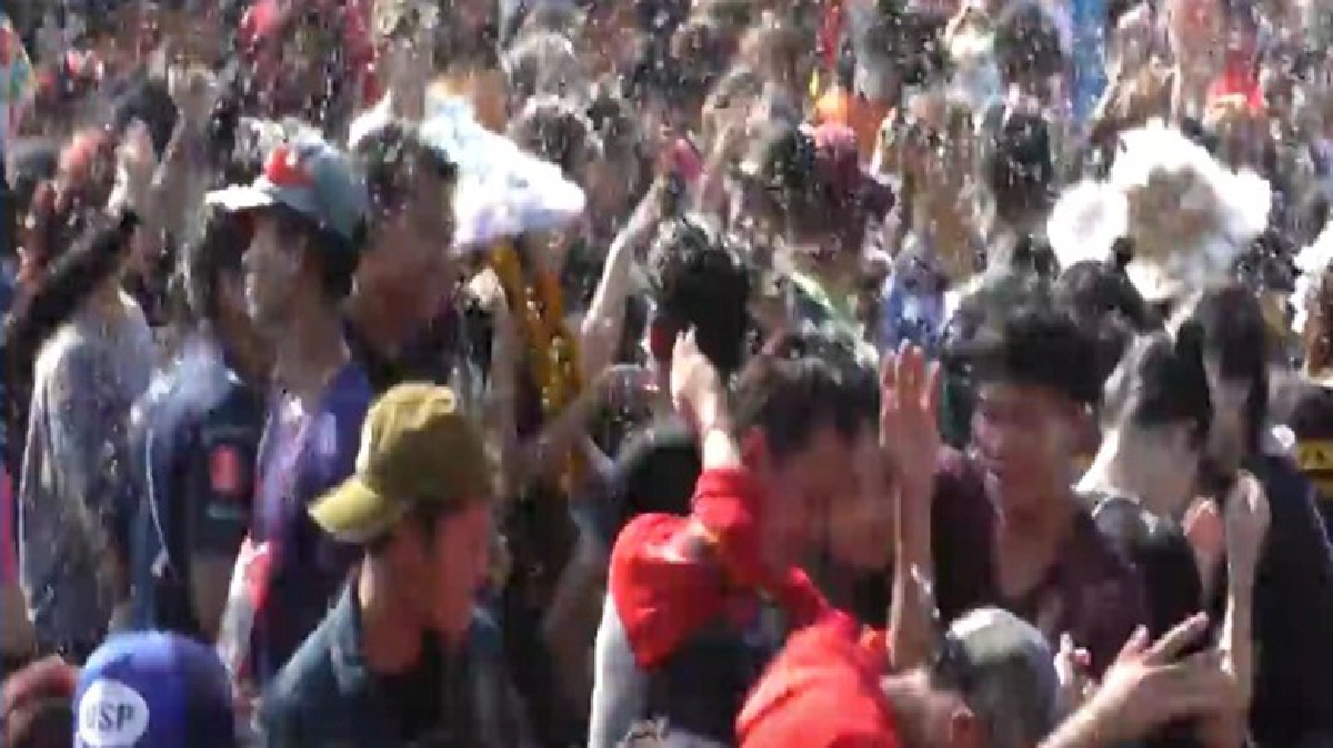 สงกรานต์ถนนข้าวปุ้นยังคึกคัก