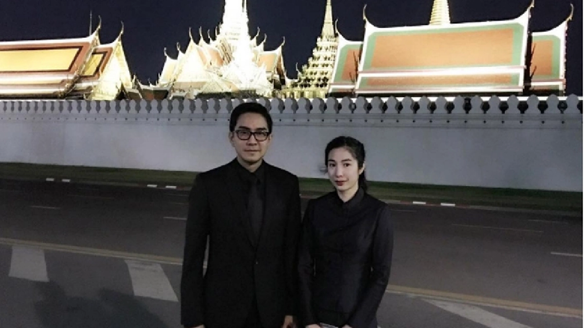 ‘กัปตัน-เอ้ก’พาลูกในท้องกราบสักการะพระบรมศพในหลวงรัชกาลที่ ๙ ‘กัปตัน-เอ้ก’พาลูกในท้องกราบสักการะพระบรมศพในหลวงรัชกาลที่ ๙