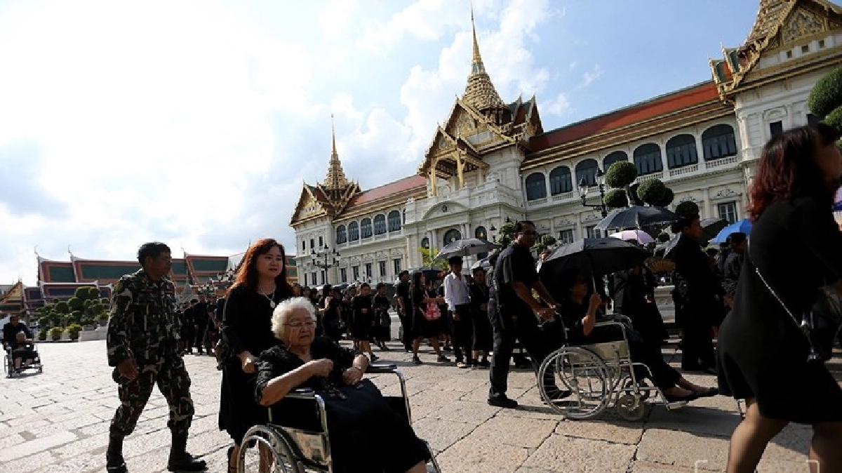 ปชช.ต่อแถวเข้ากราบพระบรมศพ (ภาพชุด) ปชช.ต่อแถวเข้ากราบพระบรมศพ (ภาพชุด)