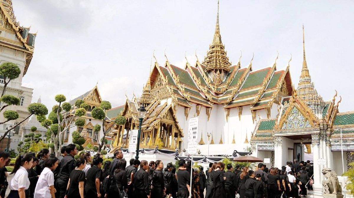 ประชาชนใช้วันหยุดเข้ากราบพระบรมศพเนืองแน่น ประชาชนใช้วันหยุดเข้ากราบพระบรมศพเนืองแน่น