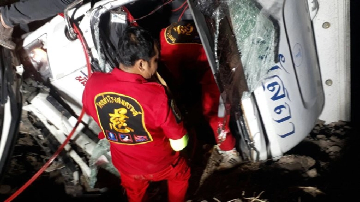 หกล้อเร่งส่งของหลับในตกข้างทางเจ็บสาหัส3ราย หกล้อเร่งส่งของหลับในตกข้างทางเจ็บสาหัส3ราย