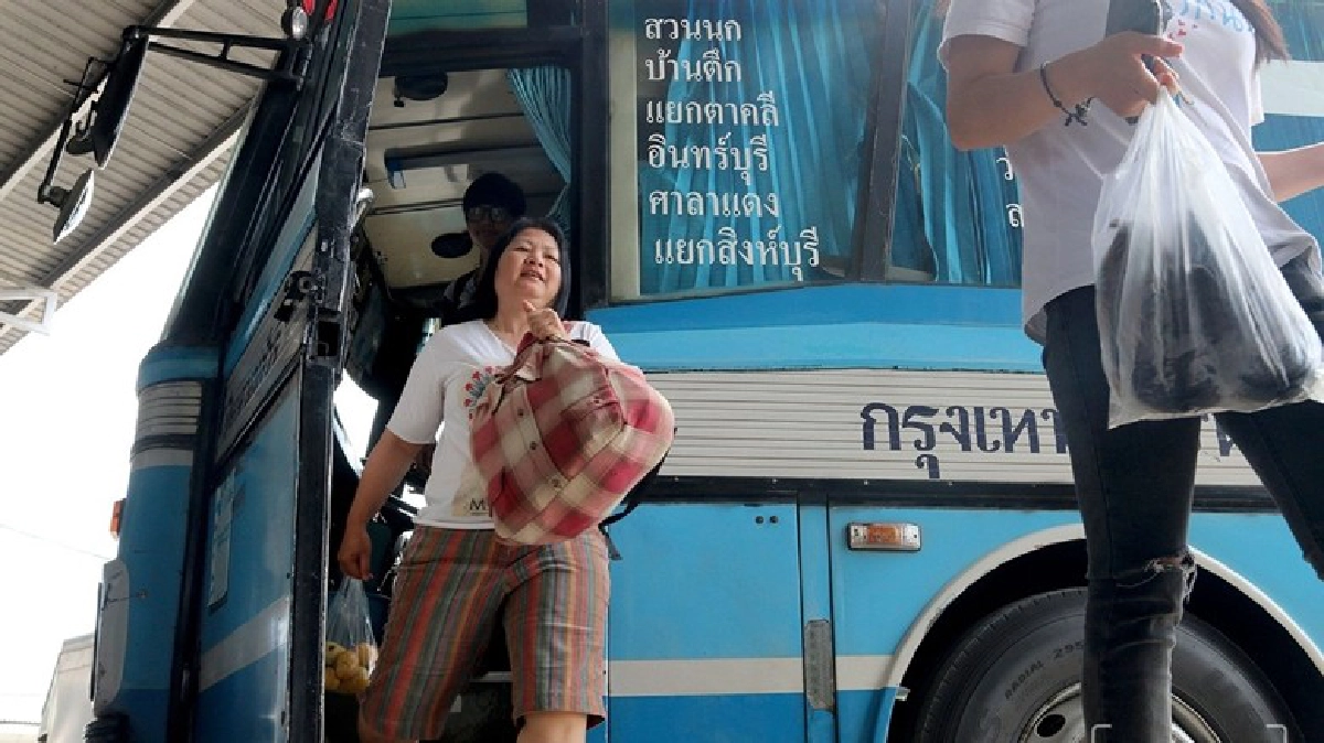 ปชช.เดินทางกลับจากตจว.ต่อรถตู้หมอชิต (ภาพชุด) ปชช.เดินทางกลับจากตจว.ต่อรถตู้หมอชิต (ภาพชุด)