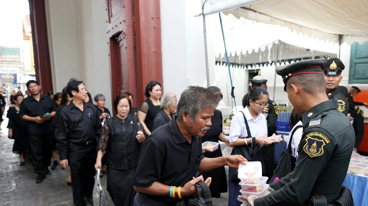 พระราชทานอาหาร 3 มื้อทุกวัน พระราชทานอาหาร 3 มื้อทุกวัน