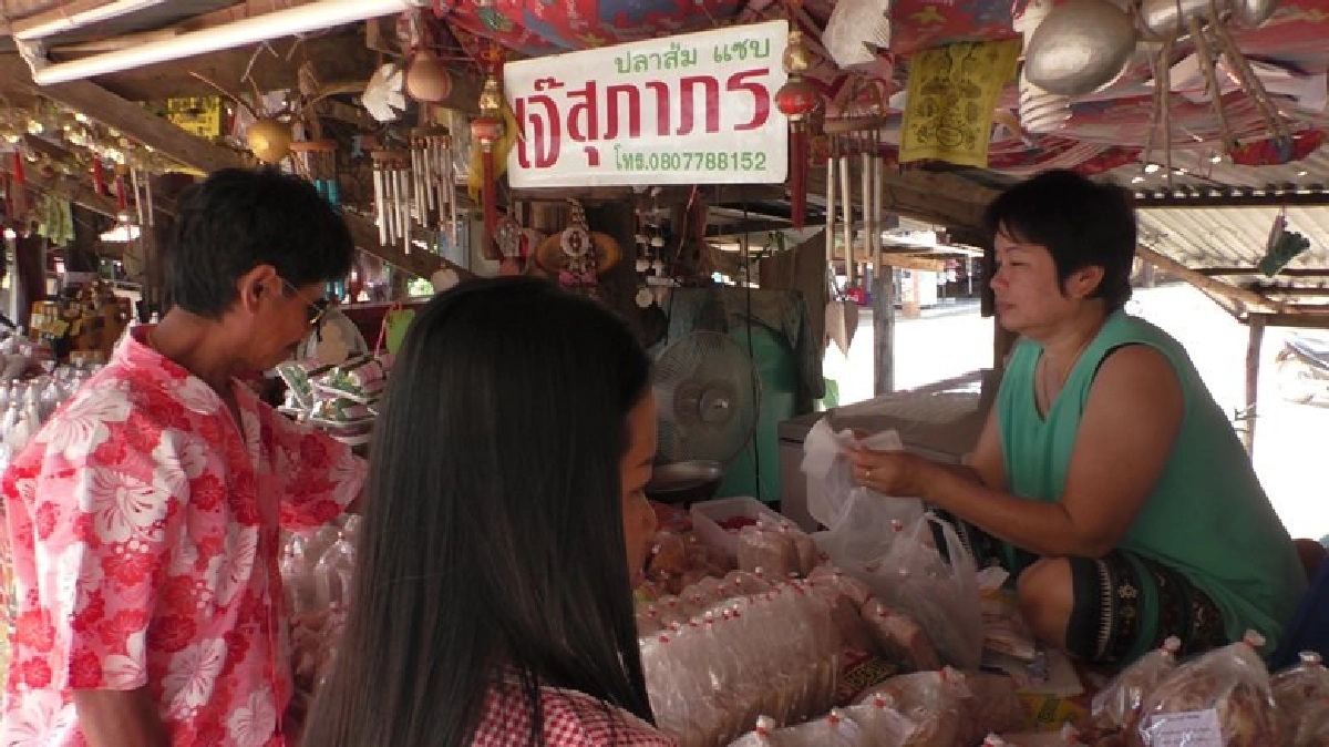 ซื้อของฝากก่อนกลับทำงานตลาดแปรรูปลาคึกคัก ซื้อของฝากก่อนกลับทำงานตลาดแปรรูปลาคึกคัก