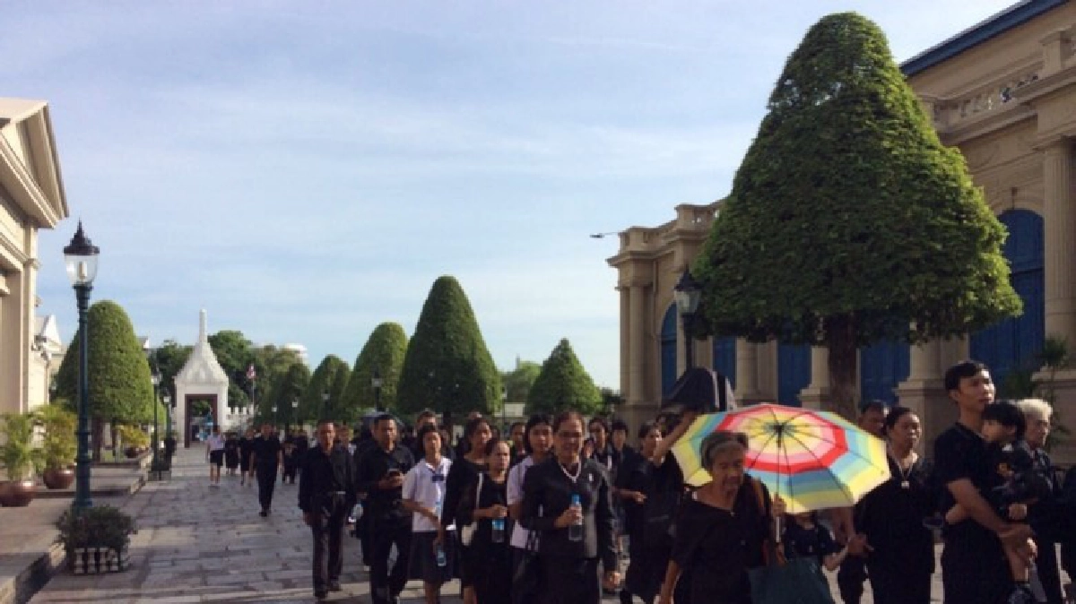 ประทับใจในหลวง ร.9 ประทับพระบาทบนผ้าเช็ดหน้า