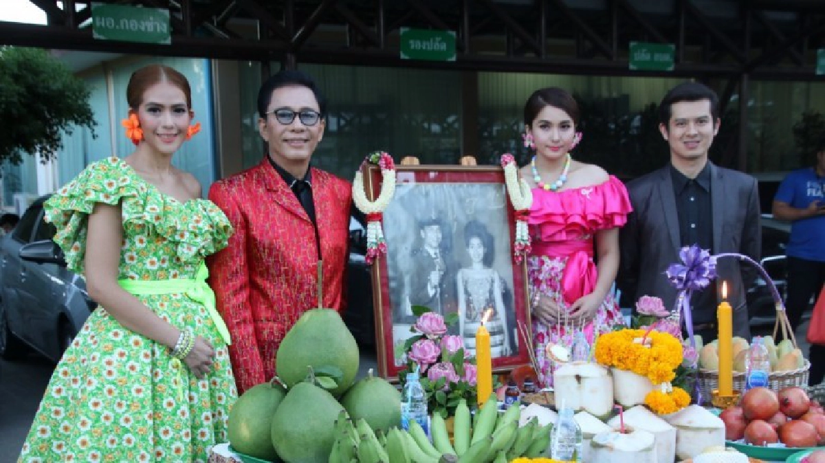 สุรชัยรำวงชุดใหญ่ไฟกระพริบ  หยิบเพลงพ่อมาร้องจุใจ