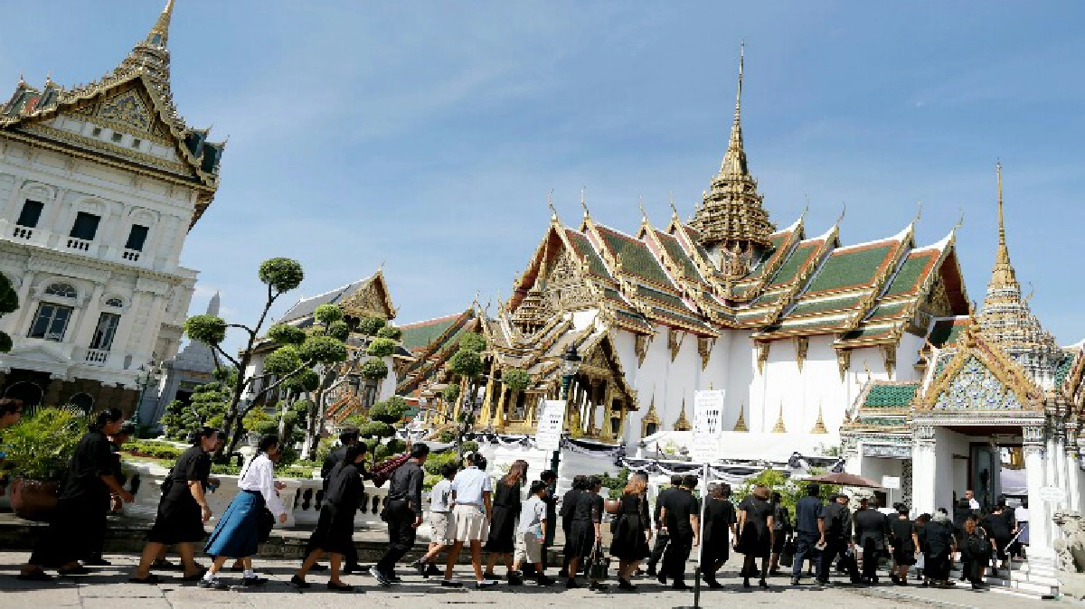 ประชาชนต่อแถวกราบพระบรมศพ ร.9