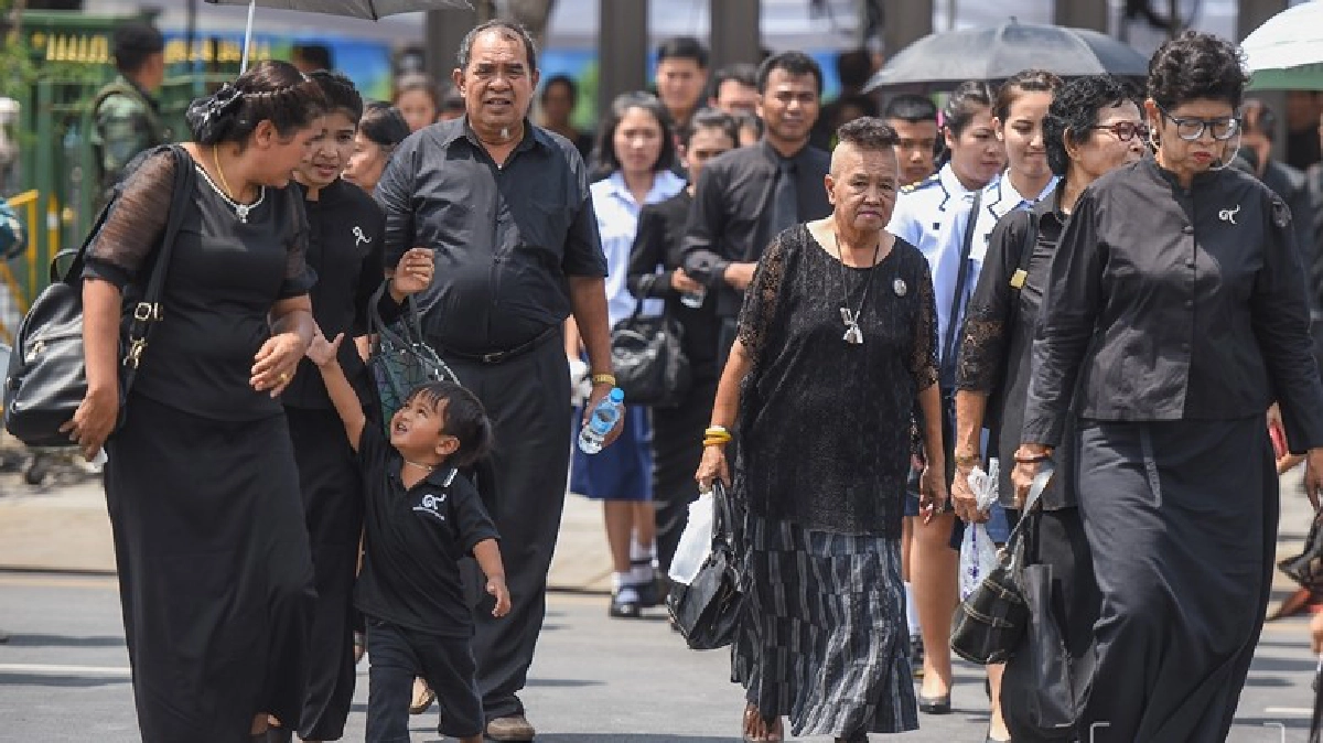 พสกนิกรจากทุกสารทิศสักการะพระบรมศพ พสกนิกรจากทุกสารทิศสักการะพระบรมศพ