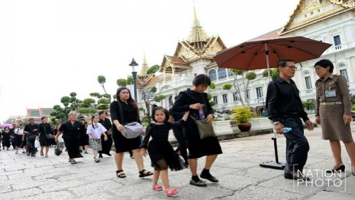 ประชาชนไม่ย่อท้อต่อสภาพอากาศรอเข้ากราบพระบรมศพ