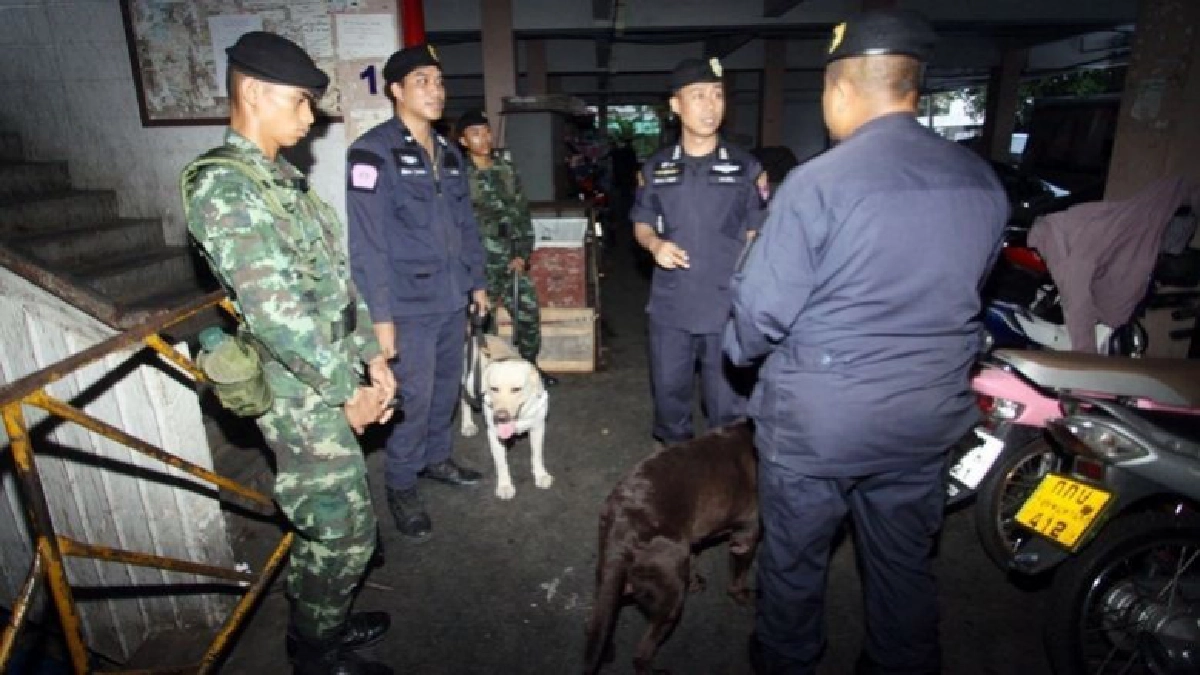 ปูพรมตรวจค้นแฟลตดินแดงหลังรับร้องเรียนมีมั่วสุมยาเสพติด ปูพรมตรวจค้นแฟลตดินแดงหลังรับร้องเรียนมีมั่วสุมยาเสพติด