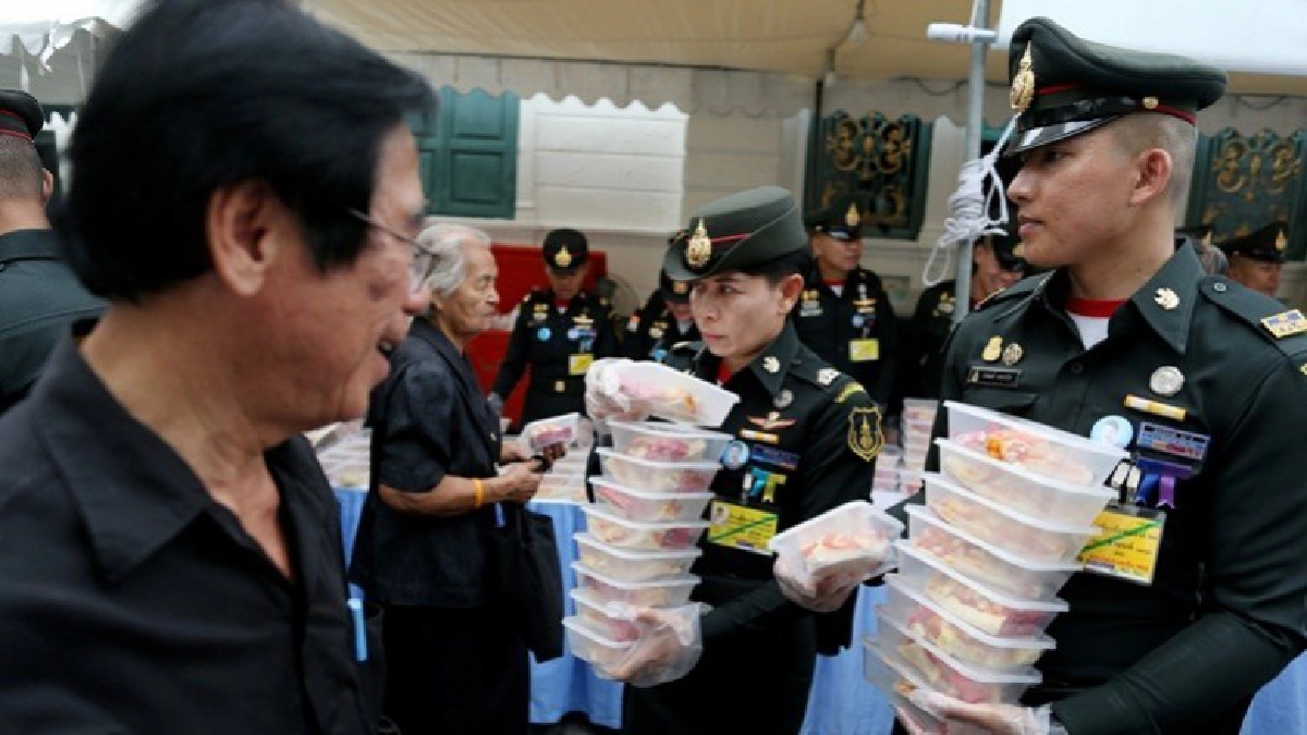 ประชาชนซาบซึ้งอาหารพระราชทาน คาว-หวาน ประชาชนซาบซึ้งอาหารพระราชทาน คาว-หวาน