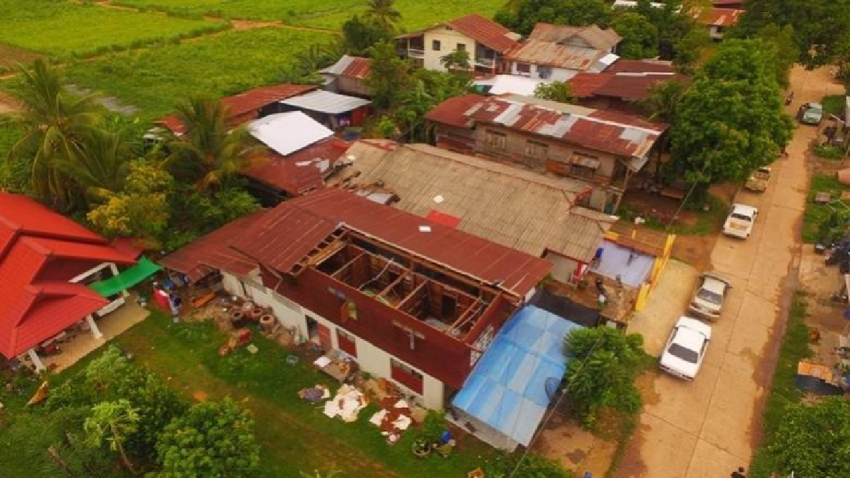 ชาวบ้านระทมพายุฤดูร้อนถล่มบ้านพังต้องอาศัยบ้านญาติอยู่ 