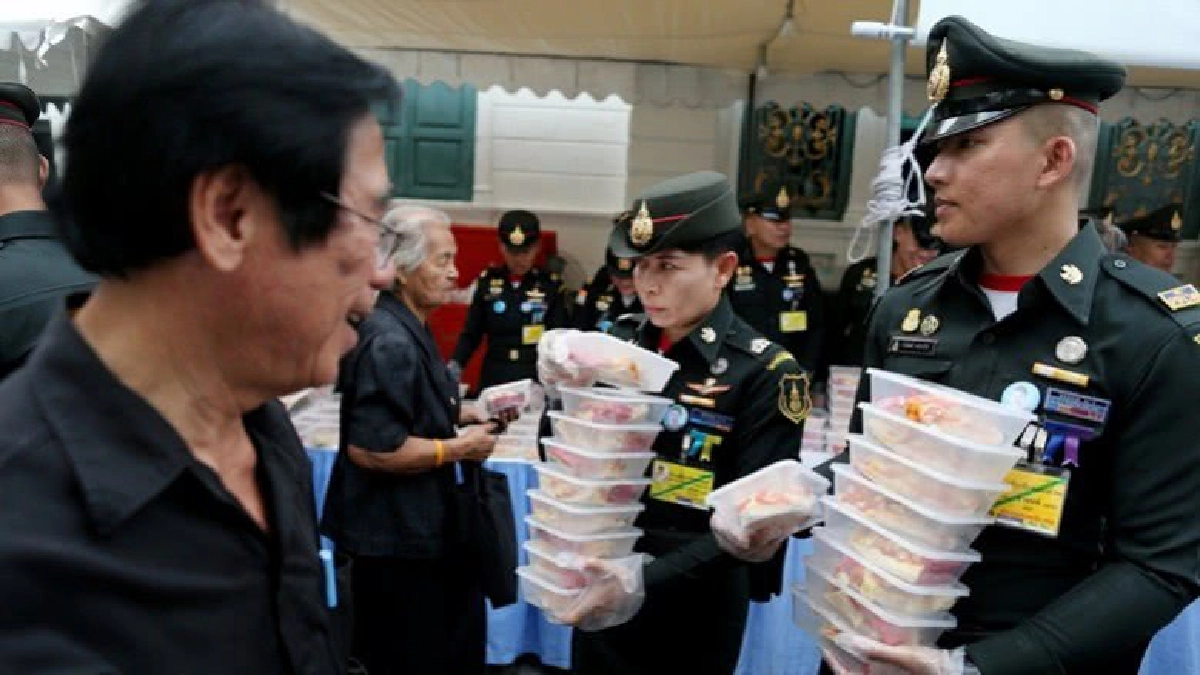 หมูหัน 13 ตัว เลี้ยงประชาชนที่เข้าสักการะพระบรรมศพ