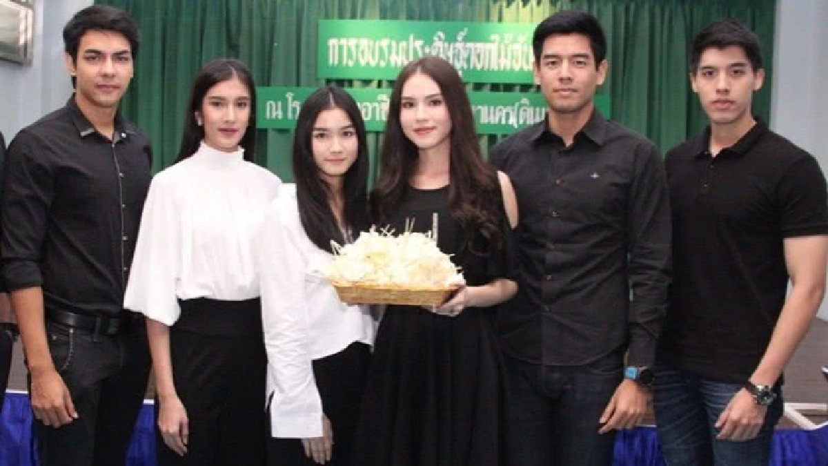 7สี จิตอาสาประดิษฐ์ดอกไม้จันทน์แก้วนพเก้า 7สี จิตอาสาประดิษฐ์ดอกไม้จันทน์แก้วนพเก้า