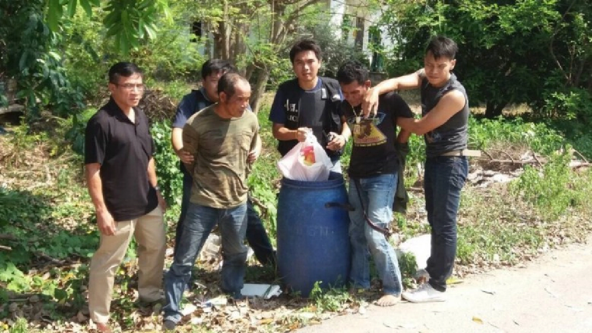 รวบยกแก๊ง"เสี่ยเอริ๊ก-จ่าปู"ติดกับดักล่อซื้อยาบ้า6หมื่นเม็ด รวบยกแก๊ง"เสี่ยเอริ๊ก-จ่าปู"ติดกับดักล่อซื้อยาบ้า6หมื่นเม็ด