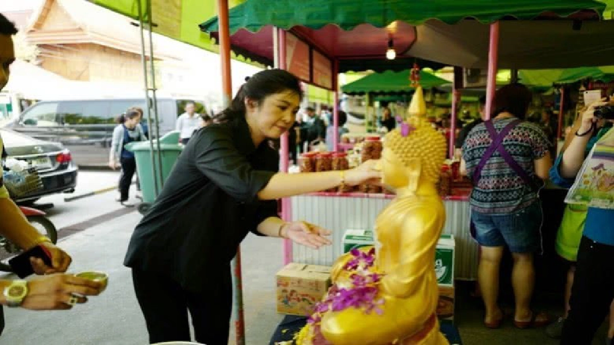 "ยิ่งลักษณ์" ซื้อของฝาก "ทักษิณ" 