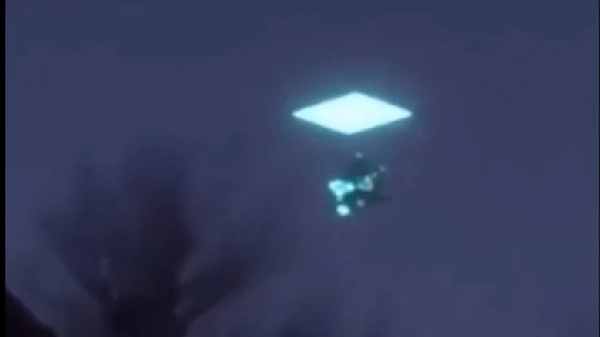 "ใช่" UFO หรือเปล่าเนี๊ยะ..!!!? (ชมคลิป) "ใช่" UFO หรือเปล่าเนี๊ยะ..!!!? (ชมคลิป)