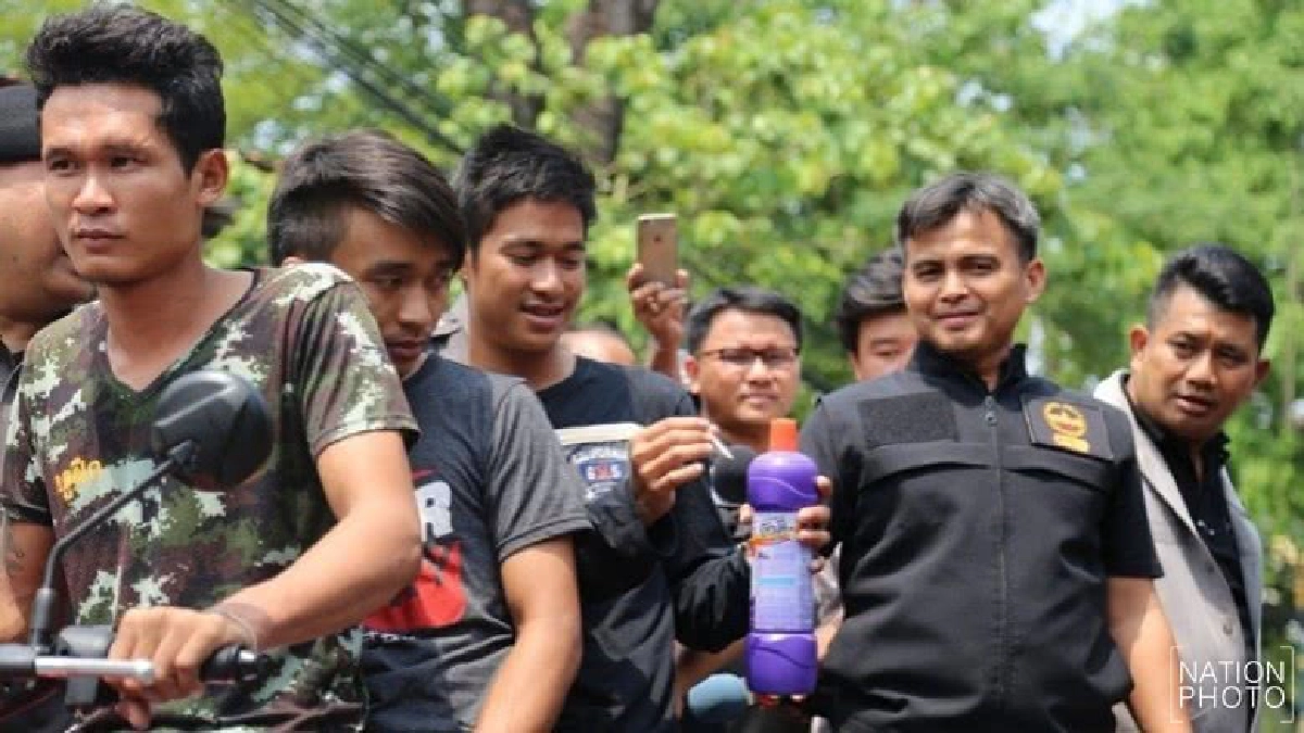 3 หนุ่มซ่าปาบึ้มสน.ห้วยขวาง อ้าง คาใจถูกจับเมาแล้วขับ 3 หนุ่มซ่าปาบึ้มสน.ห้วยขวาง อ้าง คาใจถูกจับเมาแล้วขับ