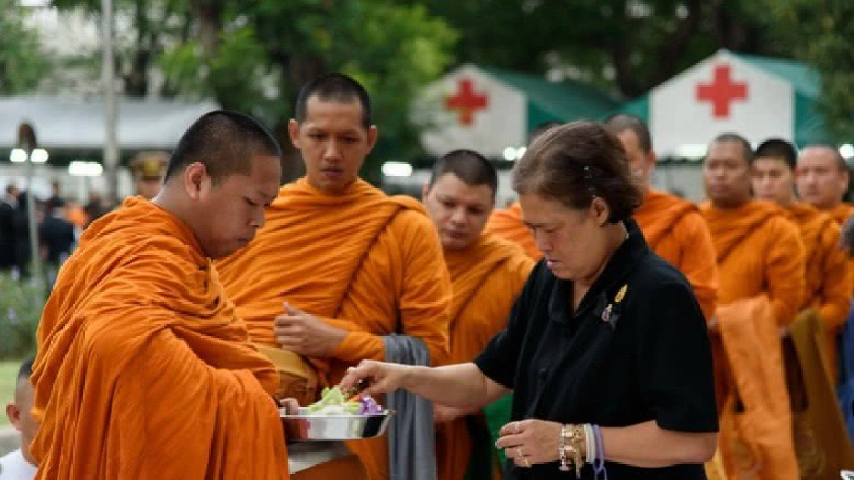 สมเด็จพระเทพฯ ทรงบาตรกาชาดไทยครบ 124 ปี สมเด็จพระเทพฯ ทรงบาตรกาชาดไทยครบ 124 ปี