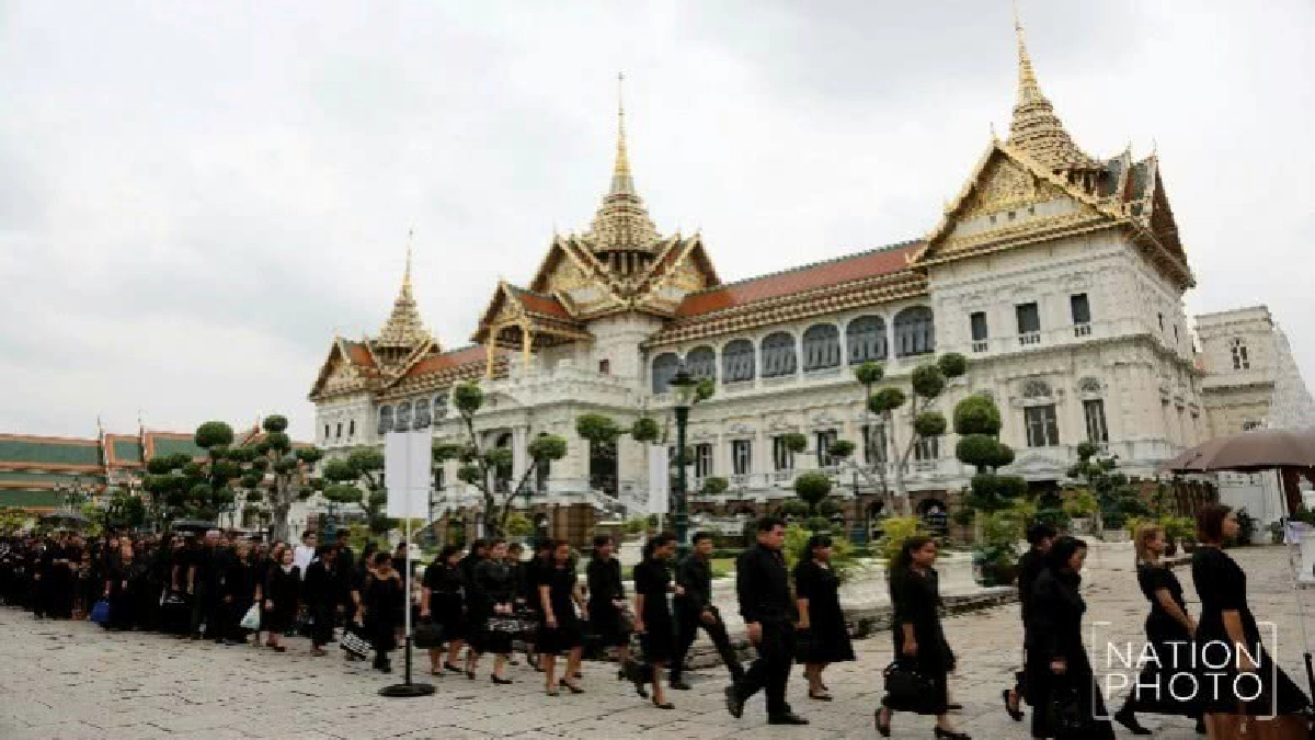 ประชาชนไม่หวั่นสภาพอากาศร้อนต่อแถวกราบพระบรมศพต่อเนื่อง