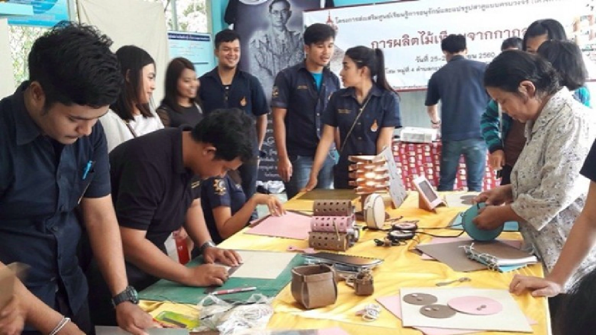 โชว์สินค้าจากยางพาราผสมกากสาคู