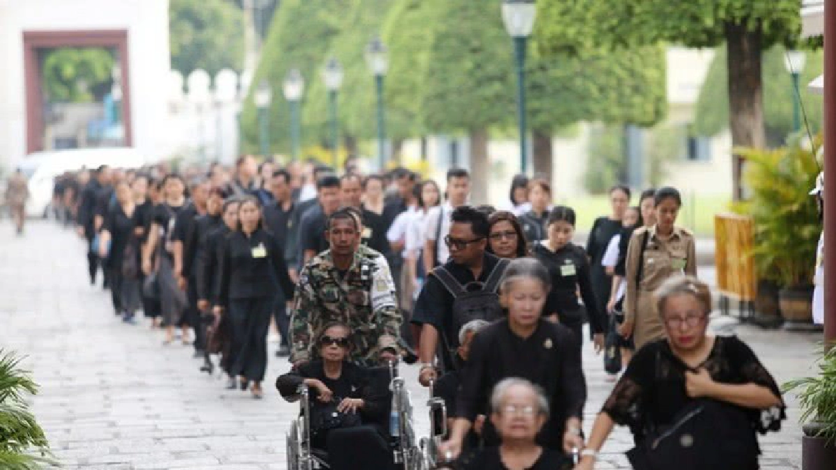 ประชาชนเข้ากราบสักการะพระบรมศพตลอดทั้งวัน ประชาชนเข้ากราบสักการะพระบรมศพตลอดทั้งวัน