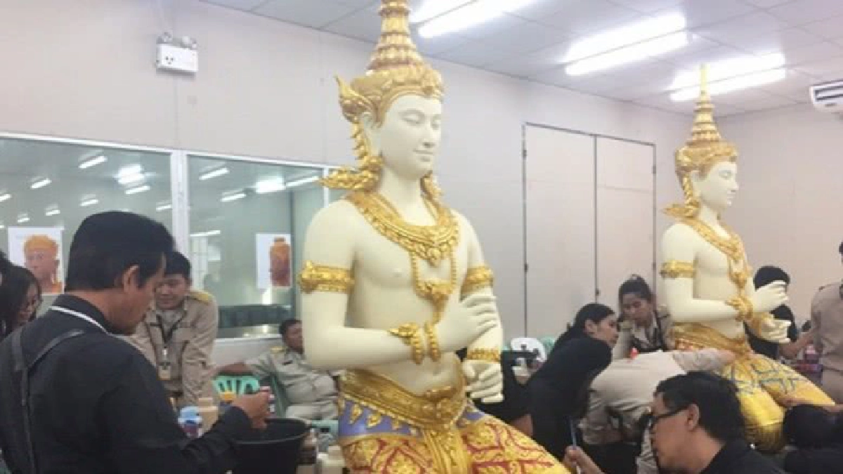 ยกเรือนยอดบุษบกพระเมรุมาศทั้ง 9 ยอดแล้ว